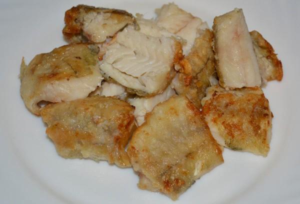 Kepta žuvis lėkštėje