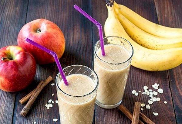 Kokteilis su kokosų pienu, obuoliais ir bananais