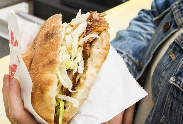 Shawarma pita bandelėje