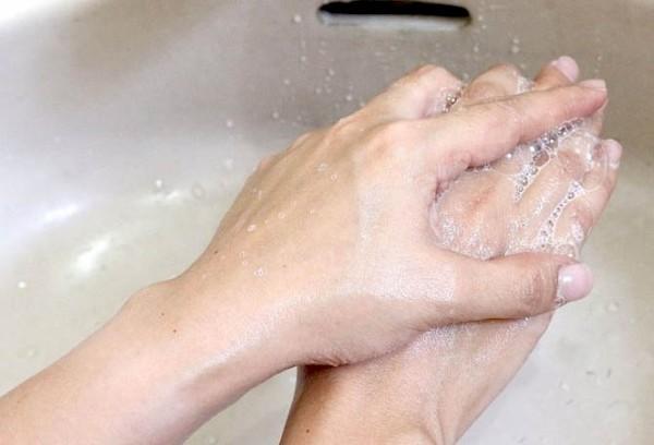 Dėmių plovimas skalbinių muilu