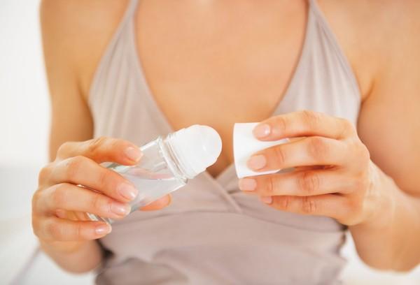 Mergina su antiperspirantu