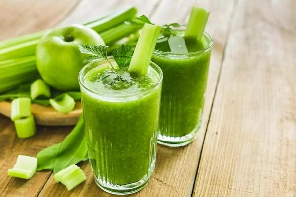 Smoothie su žaliu obuoliu ir salierais