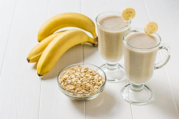 Bananų kokteilis su avižiniais dribsniais