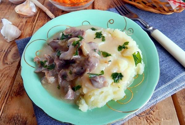 Vištienos širdelės grietinės padaže su bulvių koše