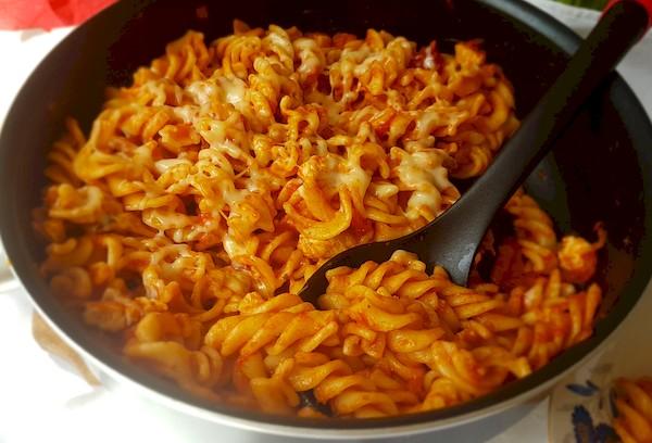 Makaronai su pomidorų pasta ir kiaušiniu, skrebučiai su sūriu.