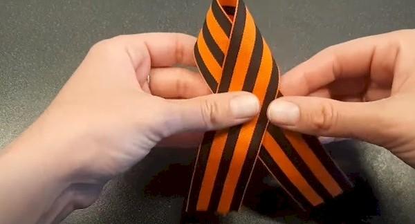 1 būdas perrišti Šv. Jurgio juostelę 3