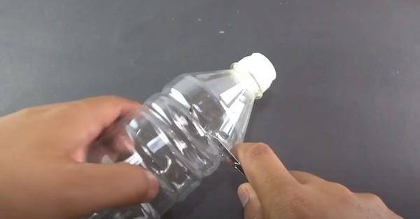 Nupjaukite nusmailėjusį buteliuko viršų