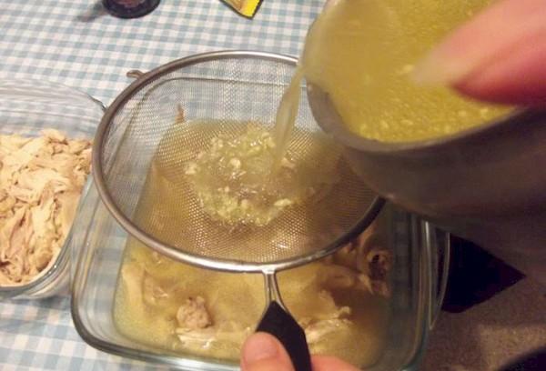 Želatinos įdėjimas į želė mėsą