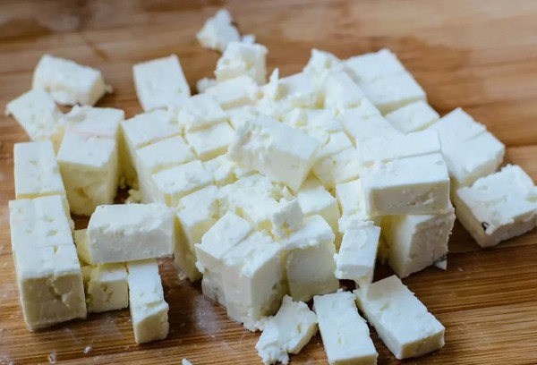 Adyghe sūris supjaustytas kubeliais