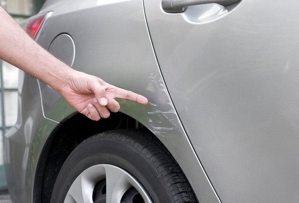 Automobilio įbrėžimų pašalinimas „pasidaryk pats“.