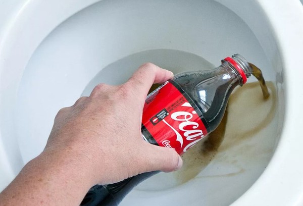 Tualeto valymas su Coca Cola
